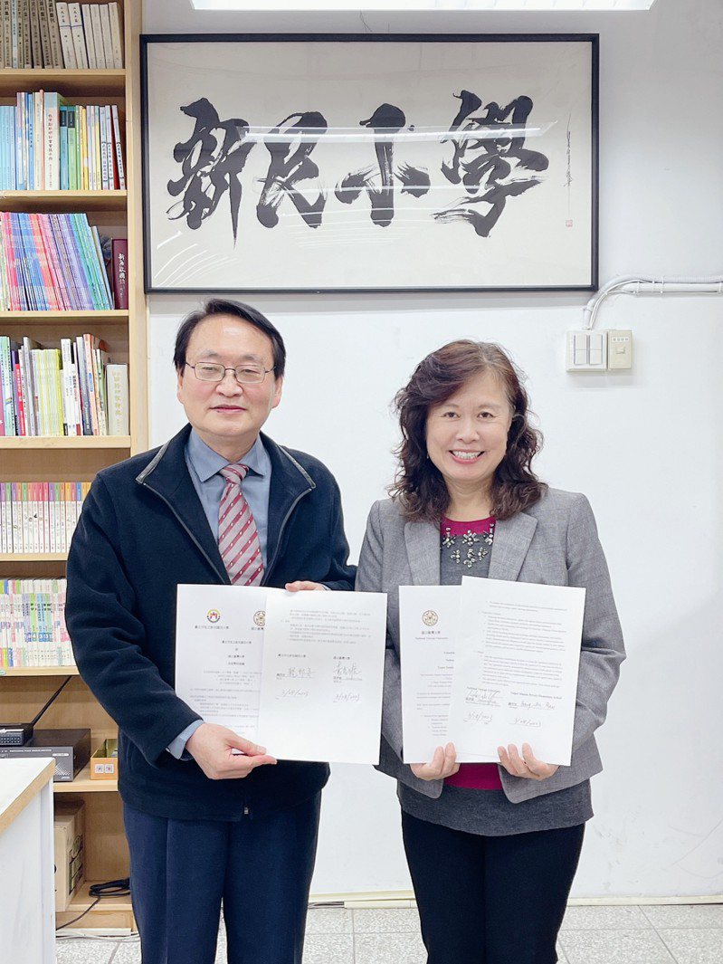 台北市新民小學校長饒邦安（左）與台大國際長袁孝維（右）簽署友誼學校協議書。圖／新民小學提供