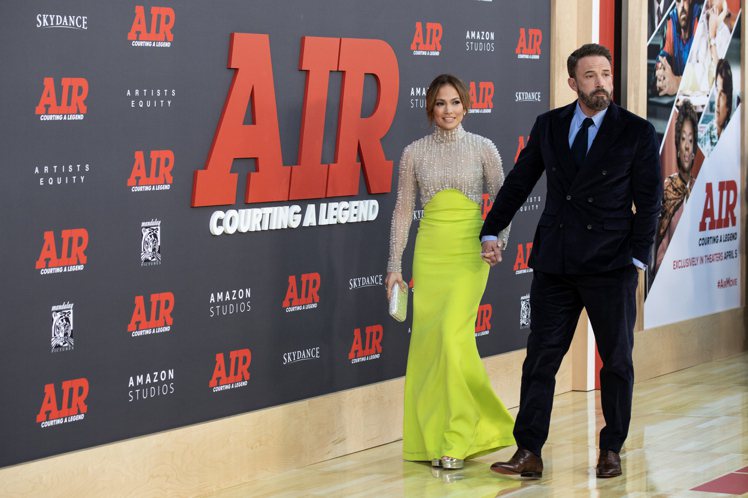 班艾佛列克(右)帶著妻子珍妮佛洛佩茲出席新片「AIR」首映。(歐新社)