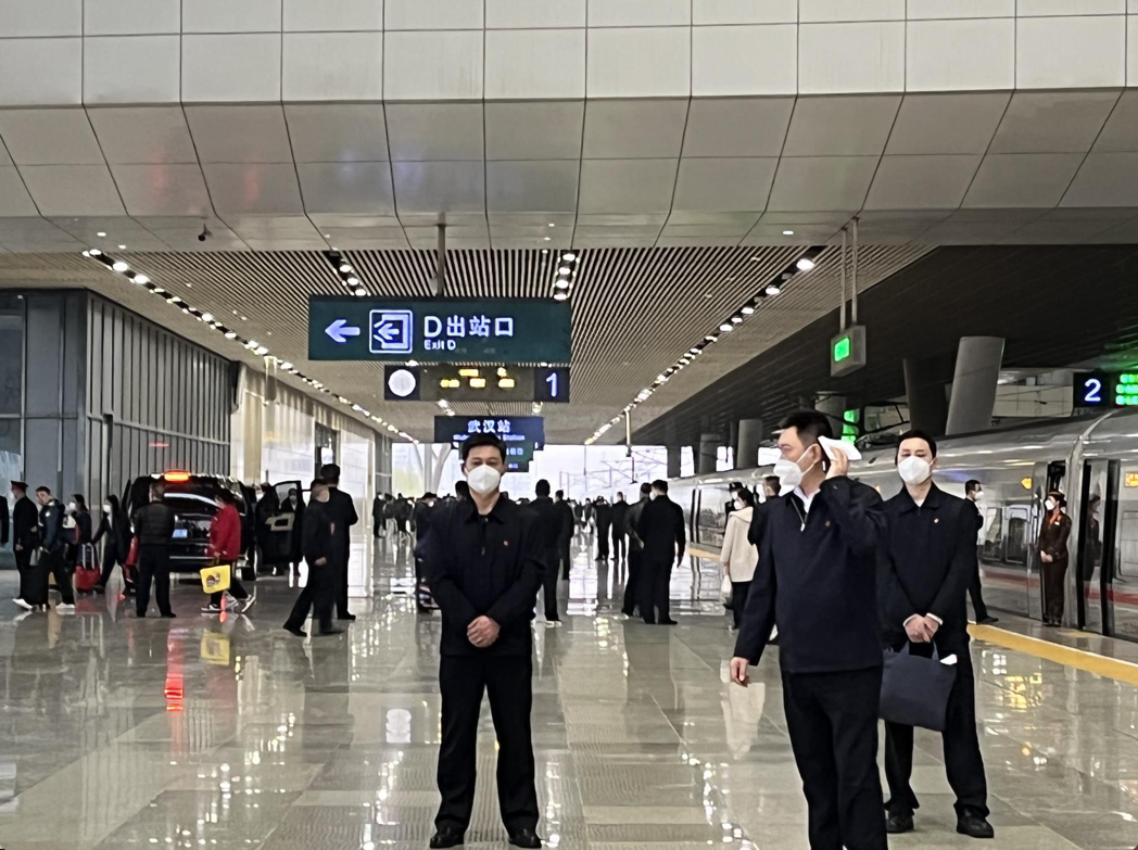 武漢高鐵站內，遠處的警衛，五公尺站一個安全人員。記者賴錦宏/攝影