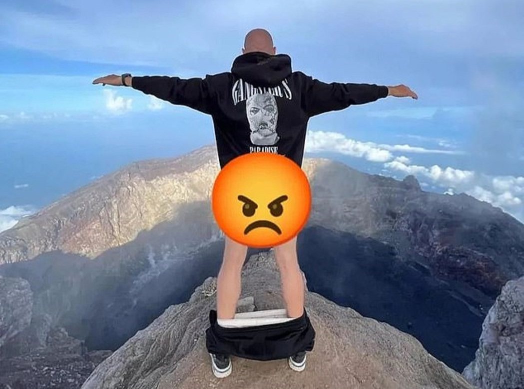 印尼觀光勝地峇里島日前發生一名俄羅斯男子尤里在聖山「阿貢火山」山頂脫褲拍照後上傳...