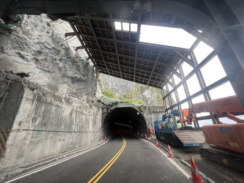 蘇花路廊台9線大清水明隧道坍方搶修，提前於3月31日完成鋼棚架工程。圖／公路總局南澳工務段提供