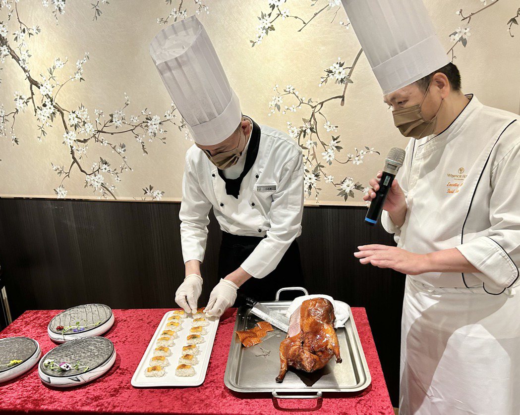 喆園片皮鴨是精選宜蘭3公斤大的櫻桃鴨，油脂豐厚，烤後外皮酥脆。記者宋健生/攝影