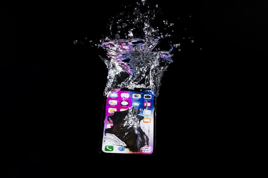 英國一名網友因在海邊玩槳板運動（SUP），不慎將蘋果（Apple）的iPhone 13掉到海底5小時，當時順利撈起手機，但被網友大酸「手機活不久」。（示意圖／ingimage）