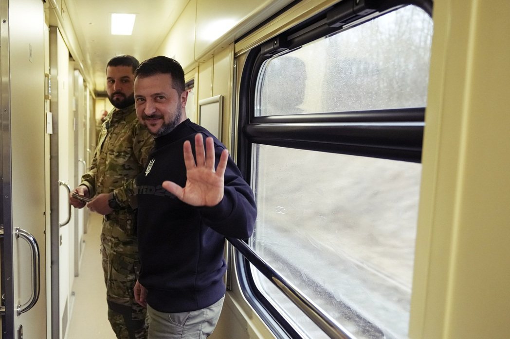 美聯社的火車專訪，澤倫斯基：願意邀請習近平來烏克蘭訪問。 圖／美聯社
