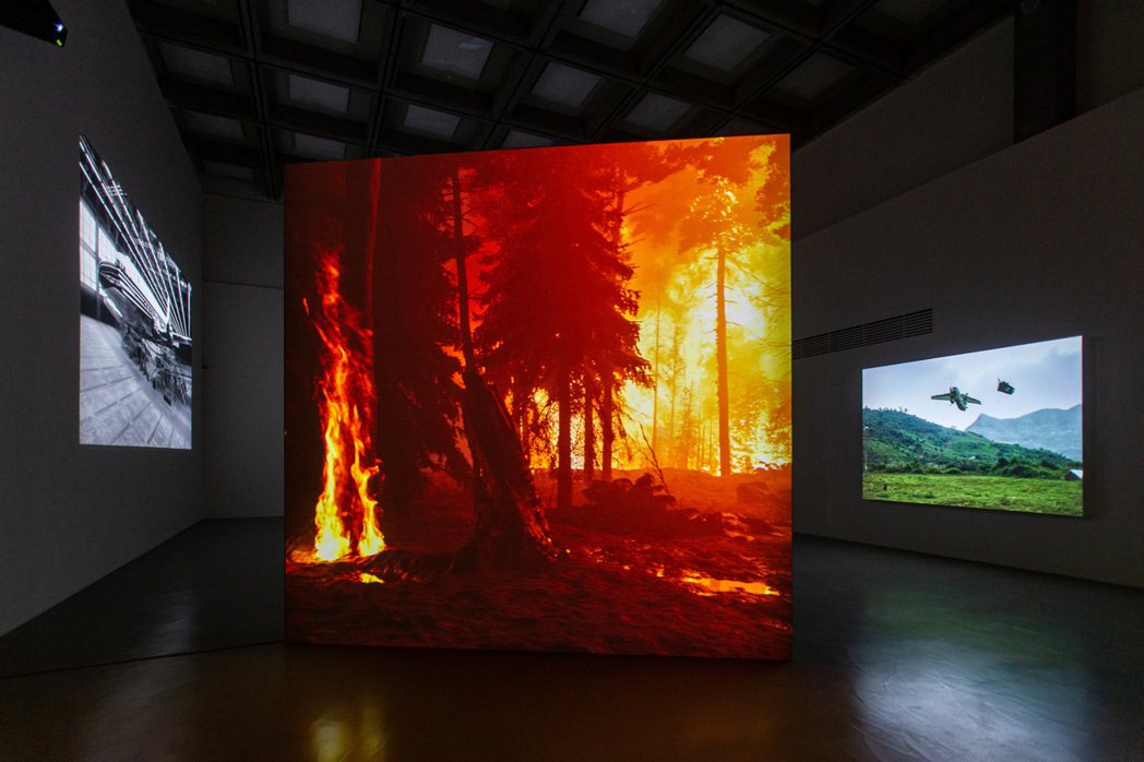 大衛．克拉耶伯，〈野火（觀火冥想）〉，2019-2020，單頻道錄像投影、3D動...