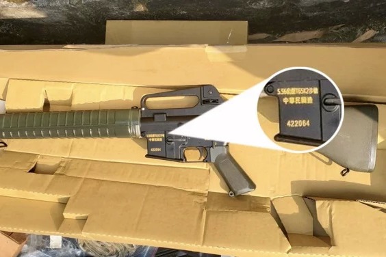 警方在桃園龜山一處民宅查獲印有「中華民國造」的T65K2步槍（圖），但後來警政署長黃明昭證實這其實是仿真模型槍。記者陳俊智／翻攝
