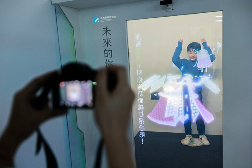 「數位雙生科普實驗室」展示出工研院最新整合智慧顯示與虛實互動技術「入口變身鏡」，...