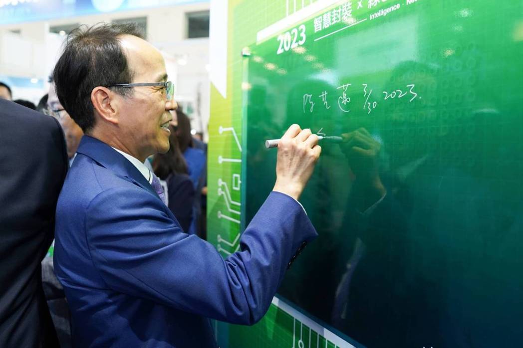 副市長林欽榮肯定日月光的綠能永續行動。 日月光/提供。