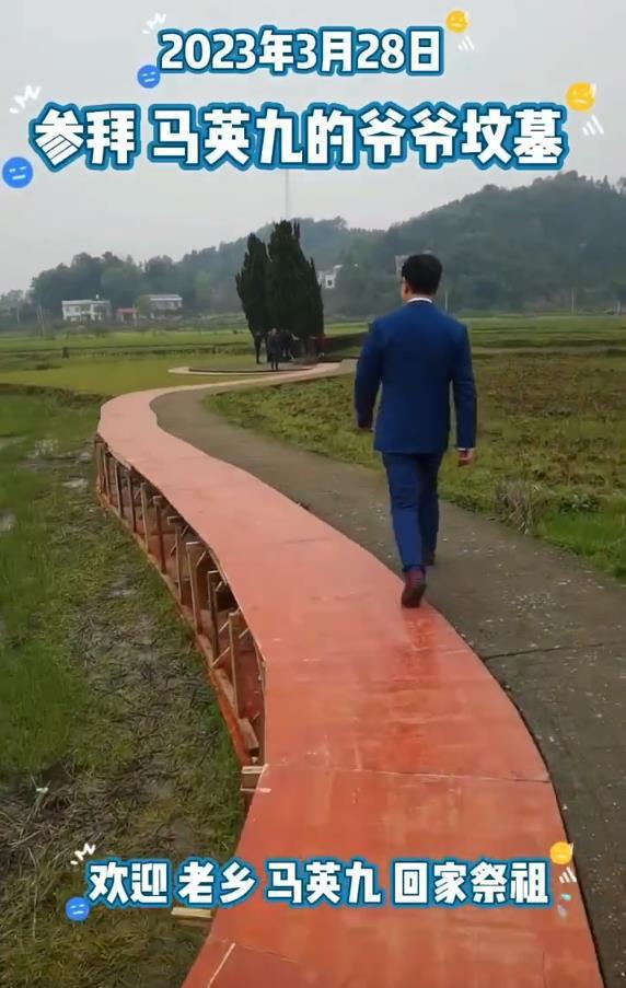 湖南湘潭白石鎮已加建臨時木製道路，通往馬家祖墳，方便馬英九祭祖。（影片擷圖）
