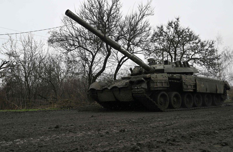 29 日，在俄羅斯入侵烏克蘭期間，一輛烏克蘭坦克在頓涅茨克地區Bakhmut附近的泥濘道路上滾動。法新社