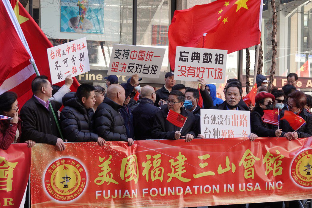中國大陸僑胞集結在蔡下榻飯店對面，表達不滿。記者張文馨／攝影
