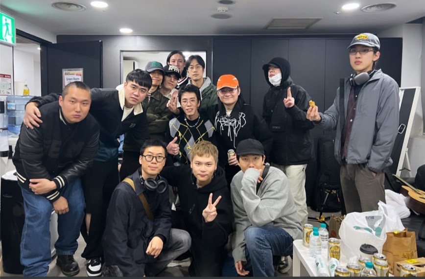 BTS的隊長RM（前排右一），特地去欣賞落日飛車在韓國的演唱會，並與團員合照。圖／摘自IG