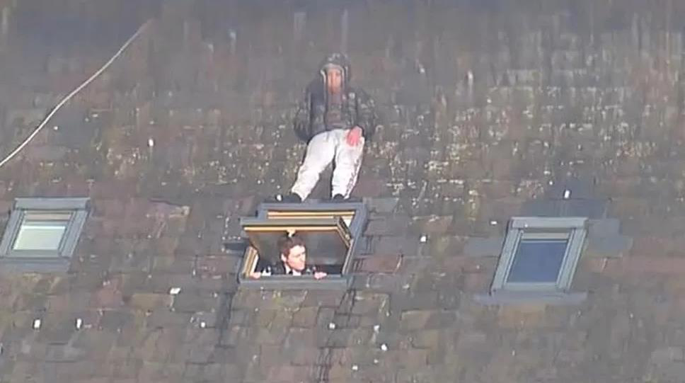 英國近期一張「警匪追逐」的照片曝光後爆紅，只見一名被追捕的男子逃到屋頂並躲在窗框...