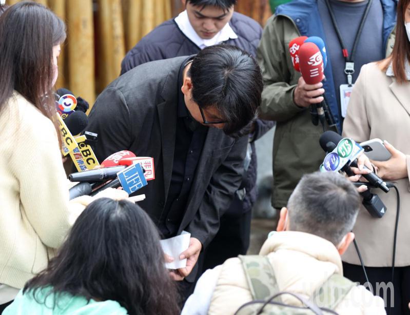 六福村上午舉行記者會，六福村遊樂園資深總監葉中岳出面說明，並針對狒狒事件向社會大眾鞠躬致歉。記者杜建重／攝影