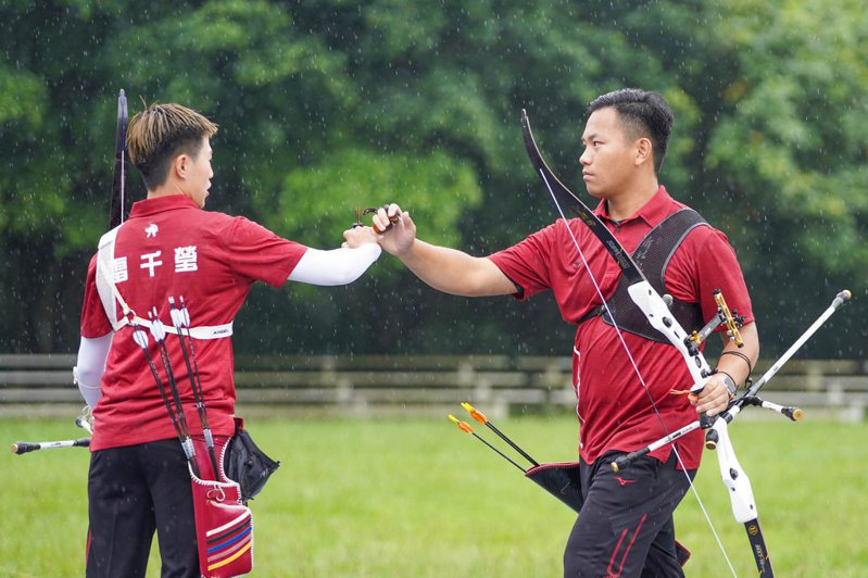 新北凱撒射箭隊今年由奧運國手雷母雷千瑩（左）、戴宇軒（右）領軍。圖／新北體育處提供