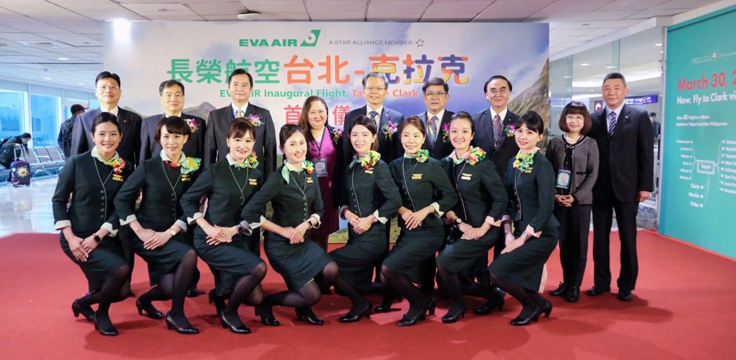 長榮航空今(30)日開啟台北-克拉克航線，在桃園機場舉辦首航班機慶祝儀式。長榮航...