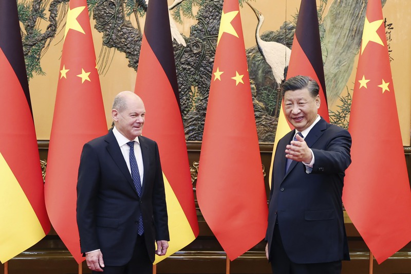歐洲國家顧慮經貿現實，且寄望中國可在結束俄烏戰上扮演一角，近幾個月絡繹訪中。圖為德國總理蕭茲去年11月在北京與習近平會晤。美聯社