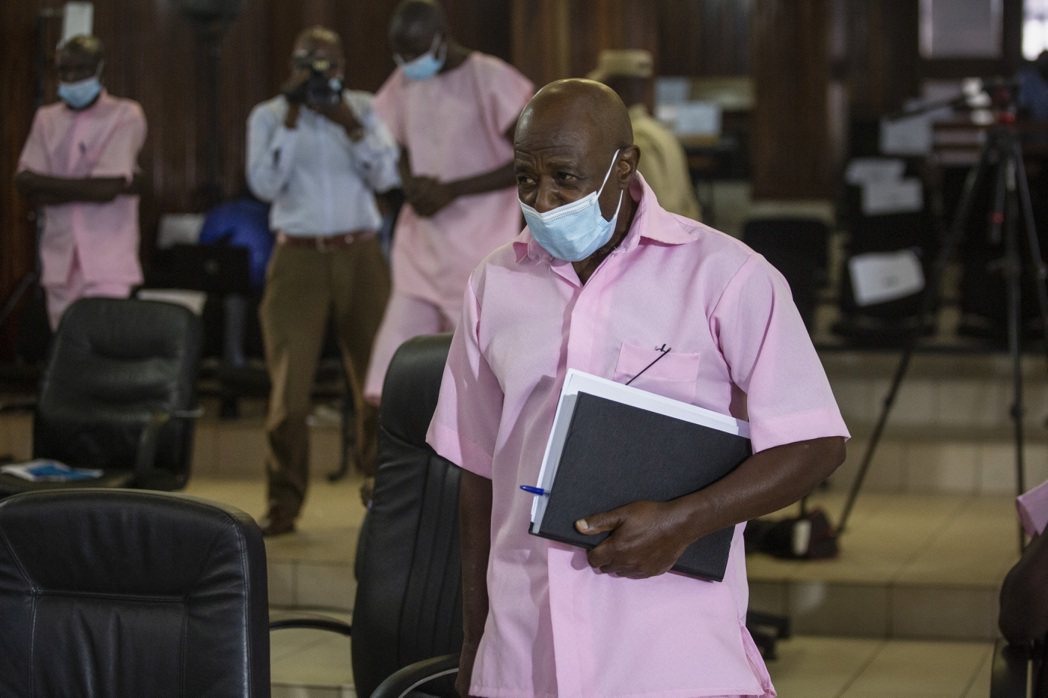 身穿囚服的魯塞薩巴吉納2021年在盧安達的法院受審。美聯社