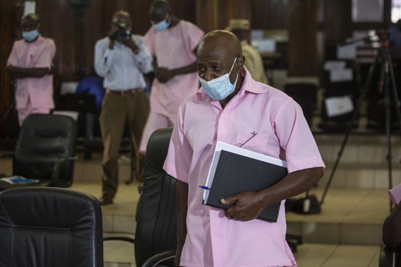 身穿囚服的鲁塞萨巴吉纳2021年在卢安达的法院受审。美联社(photo:UDN)