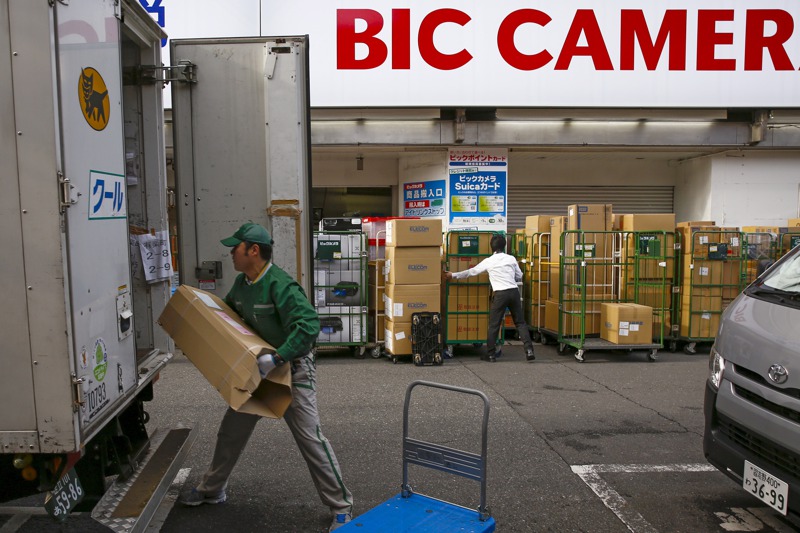 日本勞基法修法上路，明年物流業將面臨危機，有二成八的貨物沒有人送。路透