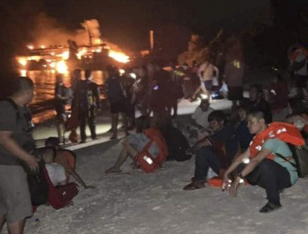 菲律賓南部島嶼省分巴西蘭的省長表示，一艘載有約250名乘客與船員的渡輪起火，31...