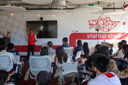 郭台銘與馬里蘭大學的台灣學生，暢談AI改變產業的競爭力。郭台銘辦公室／提供