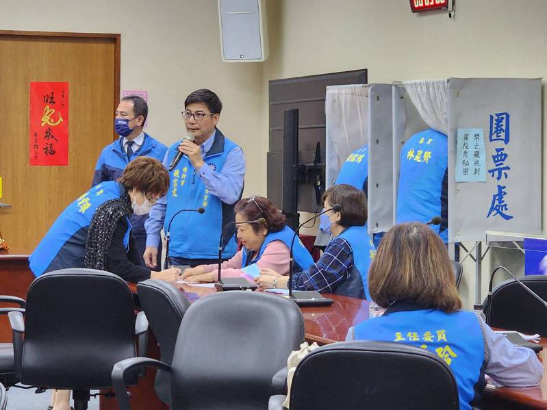 台北市黨部今天下午3點在黨中央舉行委員會，由委員投票決定立委第七、第八選區初選民調方式。圖／國民黨北市黨部提供