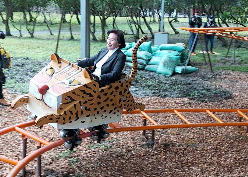 林姿妙體驗「庭院雲霄飛車」刺激又安全，她說如果沒來綠博玩，真的很可惜。記者戴永華／攝影