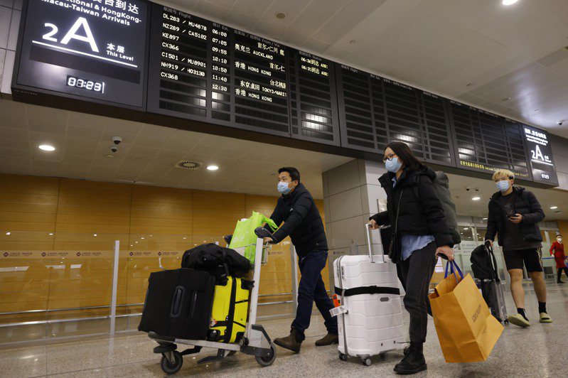 大陸宣布四月一日起取消台灣旅客進入大陸核酸陰性證明，改以快篩代替。圖為上海浦東國際機場T2航站樓國際到達區域，旅客走出入境通道。（中新社）
