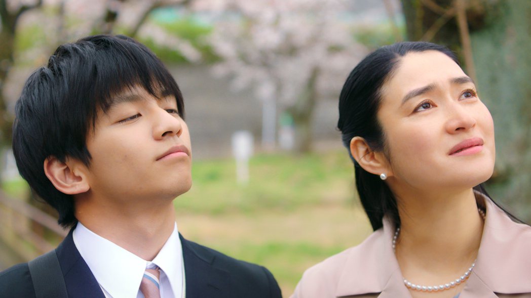 “指尖上绽放的爱”小雪(左)与田中伟登饰演母子，陪伴失明失聪的儿子长大。图／威视提供