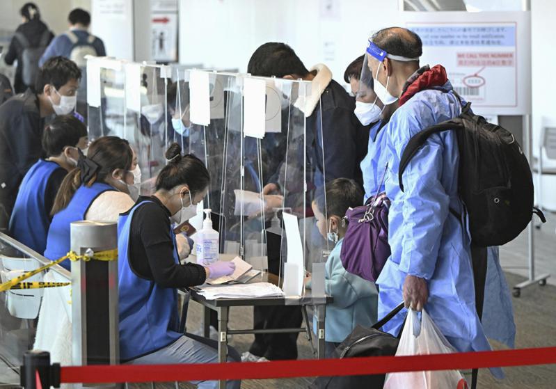 大陸疫情升溫後，日本政府2022年底曾要求從大陸入境的旅客必須在機場另做篩檢，引來大陸政府抗議，日本後續則進行微調。（美聯社）