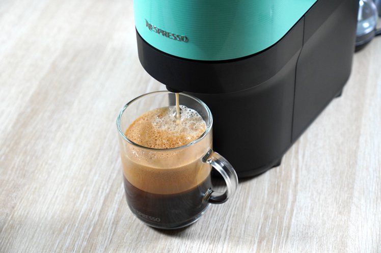 運用高速離心力萃取技術，VERTUO POP咖啡機萃取出的咖啡有著豐厚細緻的咖啡...