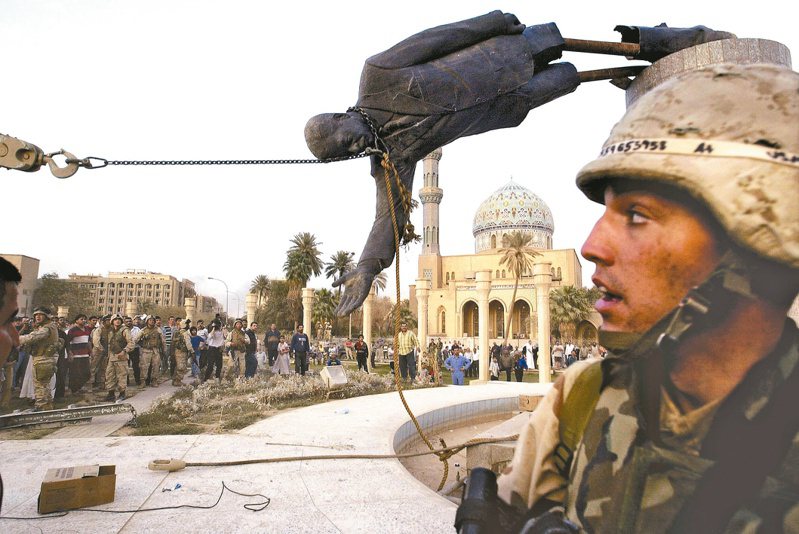 二○○三年四月九日，伊拉克民眾和美軍拉倒巴格達市中心的海珊雕像。（美聯社）