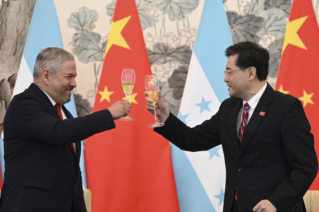 2023年3月26日，宏都拉斯外交部長和中國外交部長秦剛在兩國建交後舉杯祝酒。 圖／美聯社