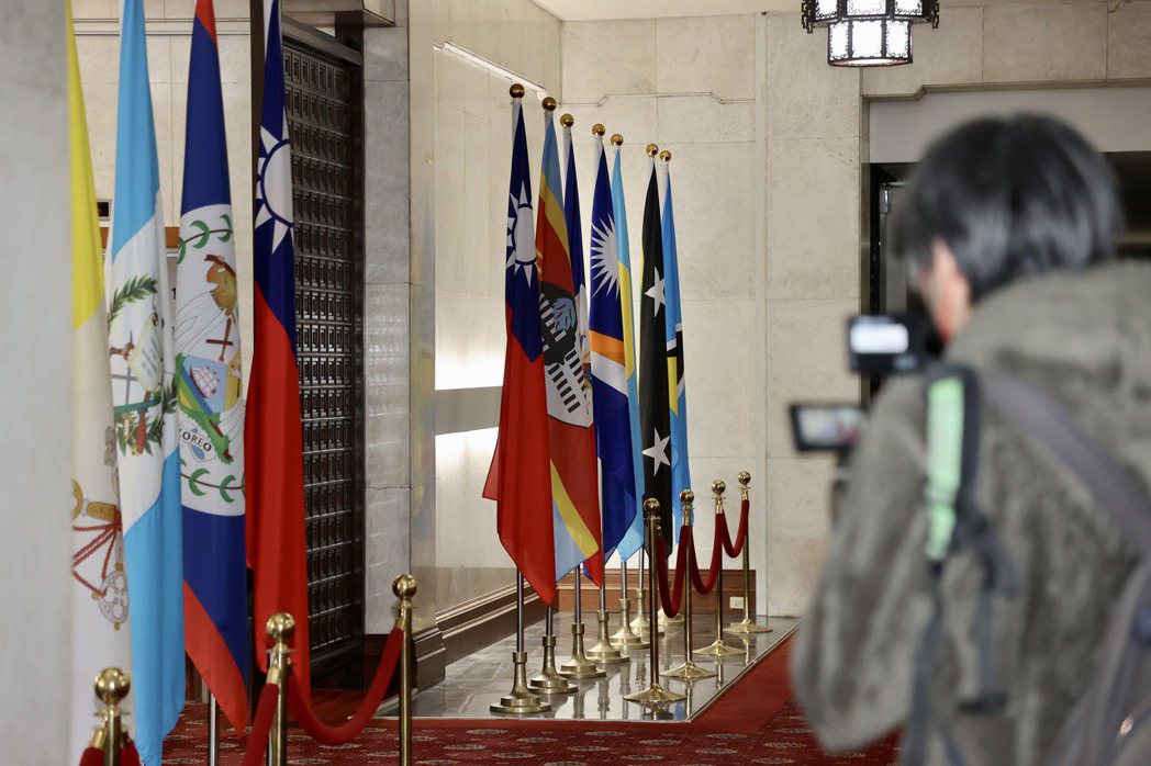 台灣3月27日宣布與宏都拉斯斷交，外交部一樓大廳的宏都拉斯國旗卸下後，只剩下13面邦交國國旗。 圖／聯合報系資料照