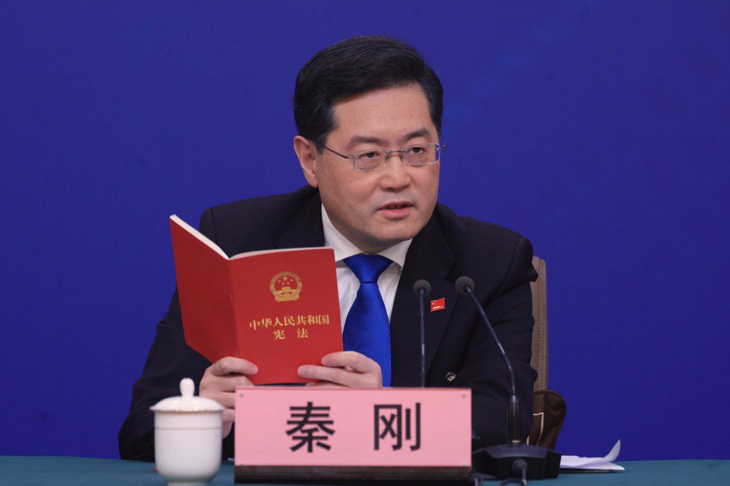 圖為中國外交部長秦剛在記者會手持中國憲法，聲稱台灣是中華人民共和國的一部分。 圖／中通社