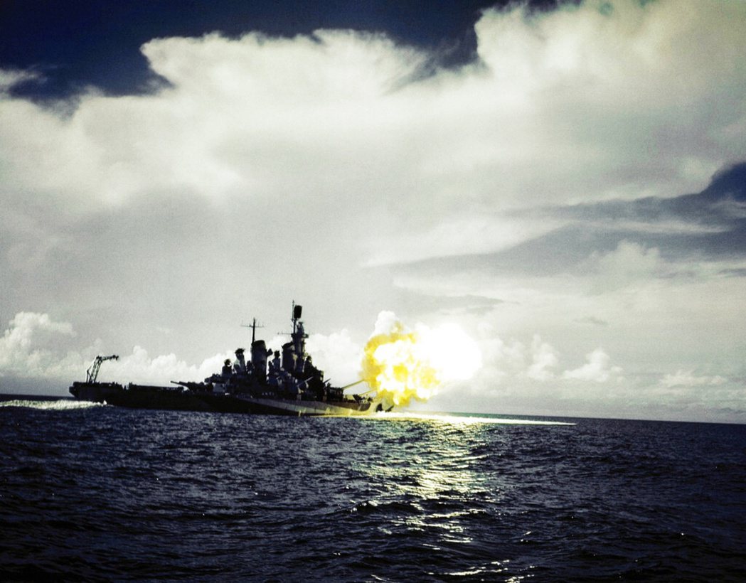圖為美聯社的檔案照，該照片並未註明日期，僅知道是一艘戰艦在二戰期間砲擊目標物。...