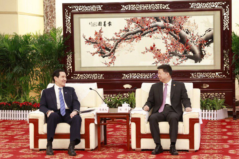 前總統馬英九（左）昨晚在湖北武漢東湖賓館與大陸國台辦主任宋濤（右）會晤。 中新社