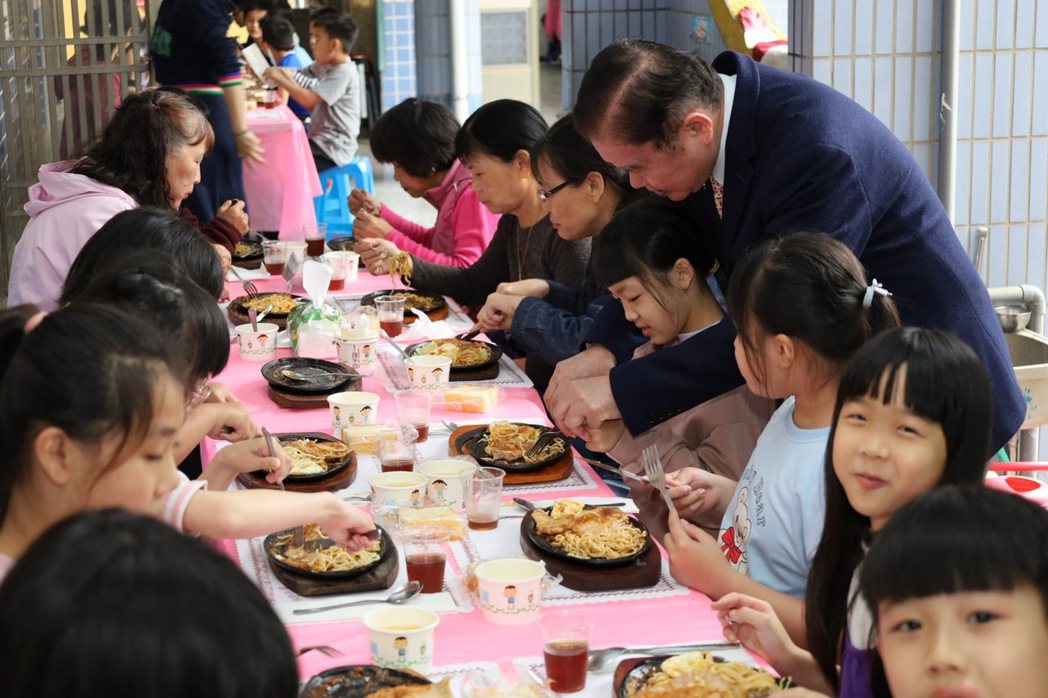 蕭文龍親自教導學生正確國際用餐禮儀。 王睦捷／攝影