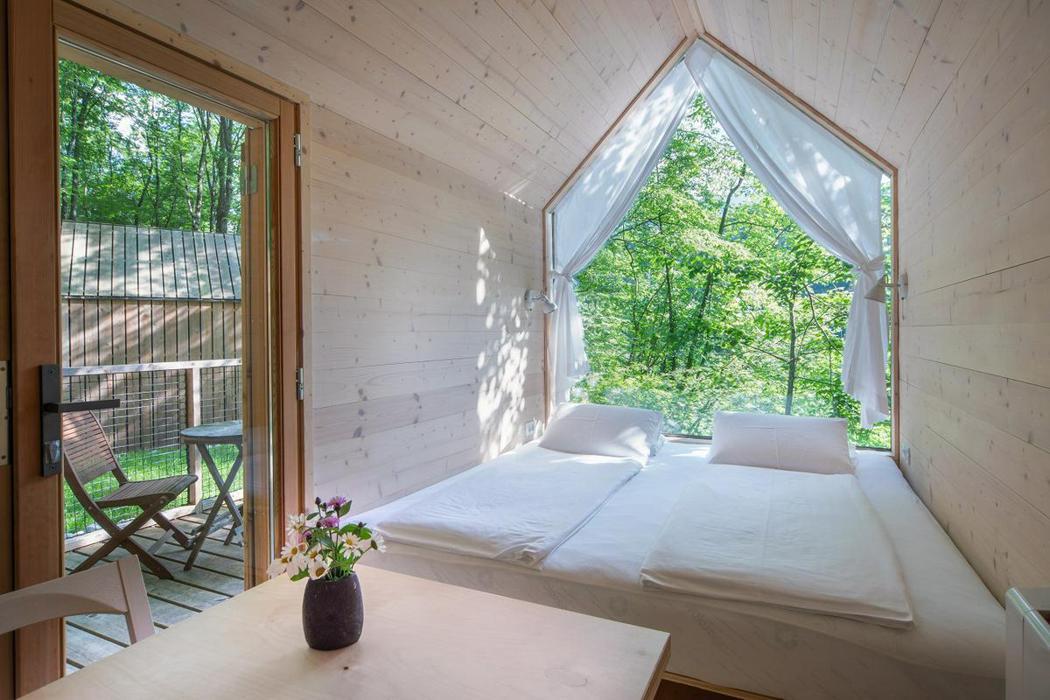 「Kamp Koren Kobarid」小木屋的房型擁有整面的玻璃牆，讓旅人可以...