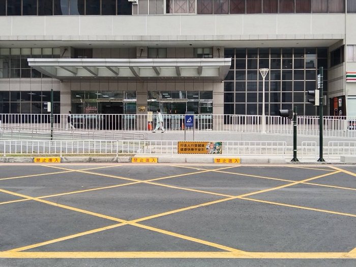 輕軌C22聯合醫院站軌道區緣石上已張貼「禁止進入」反光貼紙，及設立「禁止跨越」告...