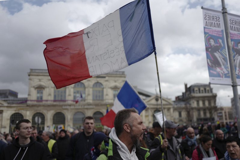 不满年改的法国民众纷纷上街示威游行。（美联社）(photo:UDN)