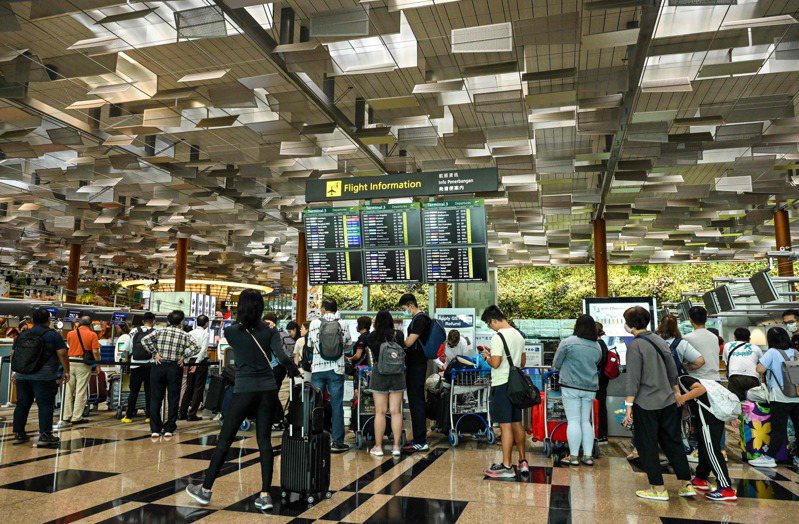 新加坡樟宜機場於當地時間今天中午左右在臉書發文警告乘客推遲非必要旅行，並指由於其出入境檢查系統「運作緩慢」出現延誤狀況。法新社