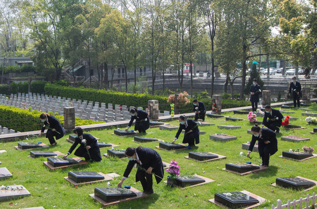 大陸清明掃墓已數年受疫情影響，今年官方強調要全面恢復常態化殯葬服務保障工作。圖為...
