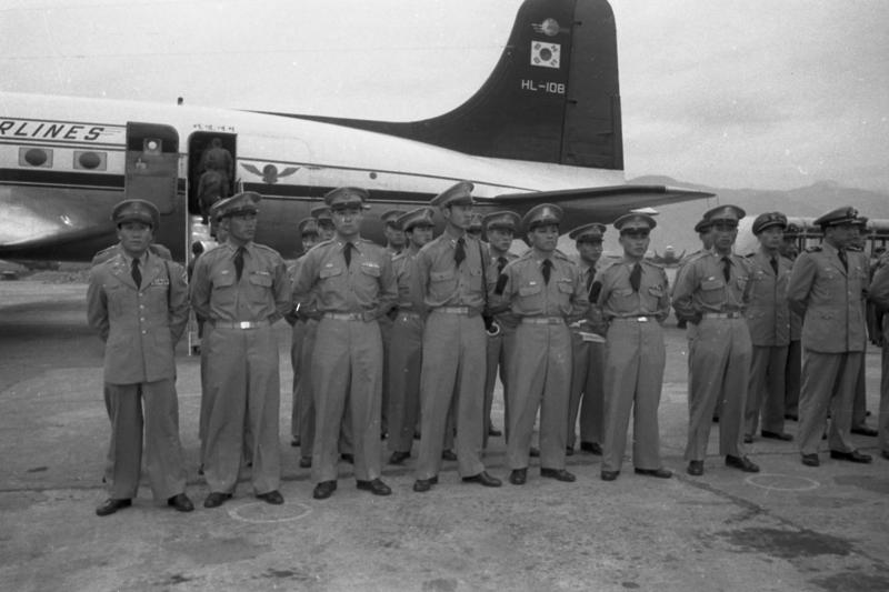 1955年4月1日，大韓民國國防部體育訪問團一行53人自漢城乘韓國國家航空公司四引擎專機自飛抵台北。圖／聯合報系資料照片