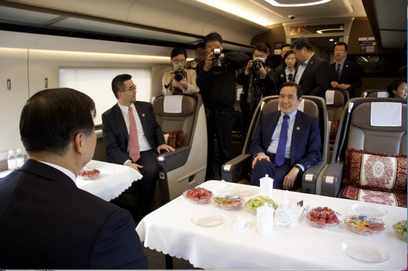 馬英九總統和大陸國台辦主任宋濤，坐在高鐵特等車廂，聊天。馬英九說，此行是第三次搭乘大陸高鐵，感受到高鐵的快捷舒適和平穩。記者賴錦宏/攝影