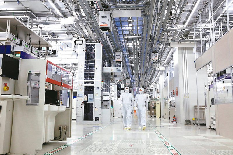 三星傳出已支出約2,000億韓元（約1.54億美元），準備開始生產碳化矽（SiC）與氮化鎵（GaN）半導體。路透