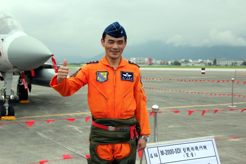 柳惠千（時任上校）站在幻象2000座機前。聯合報系資料照片／記者程嘉文攝影