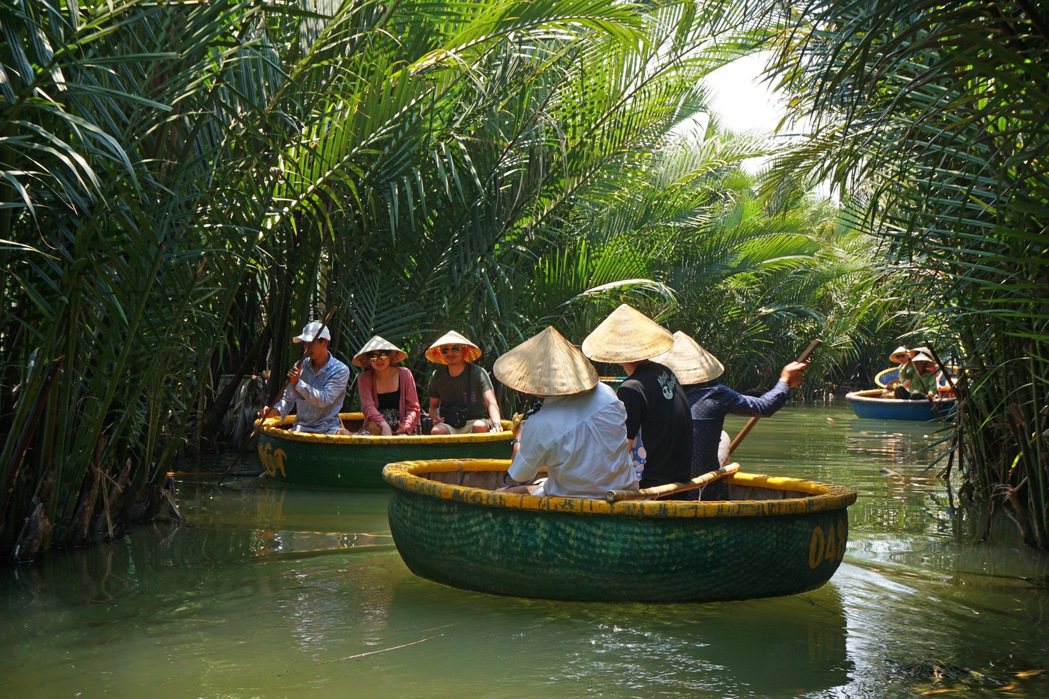易飛網峴港行程帶旅人體驗水椰林竹南船生態之旅，兩人同行平均每人27,900元起。...
