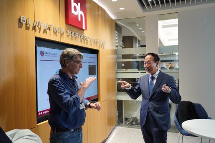 鴻海創辦人郭台銘（右）抵達波士頓，並與哈佛大學醫學院交流。郭台銘辦公室／提供